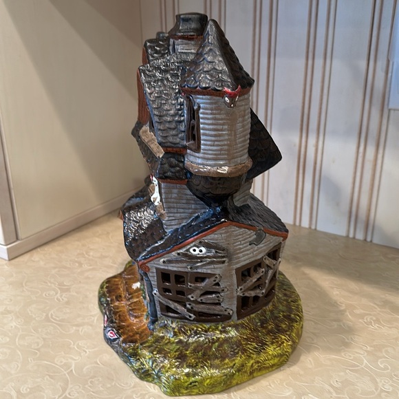 🎃Hand Painted Ceramic Haunted House - Picture 2 of 11